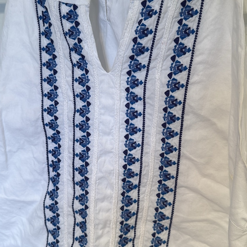 Vineyard Vines Poplin White Sleeveless Tank Top with Blue Embroidery - Picture 5 of 10